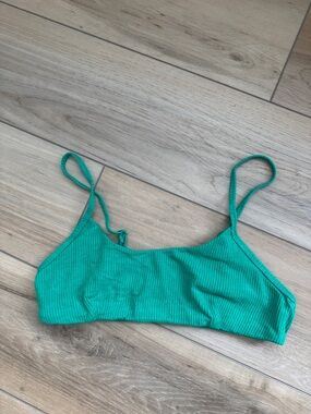 Alo Yoga Ribbed Manifest Bra in green emerald